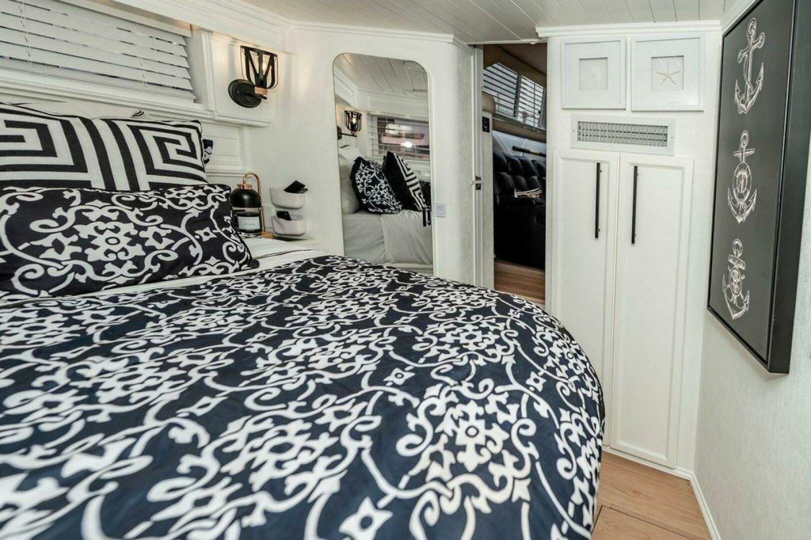 1991 Cruisers Yachts 3850 Aft Cabin - Image 24