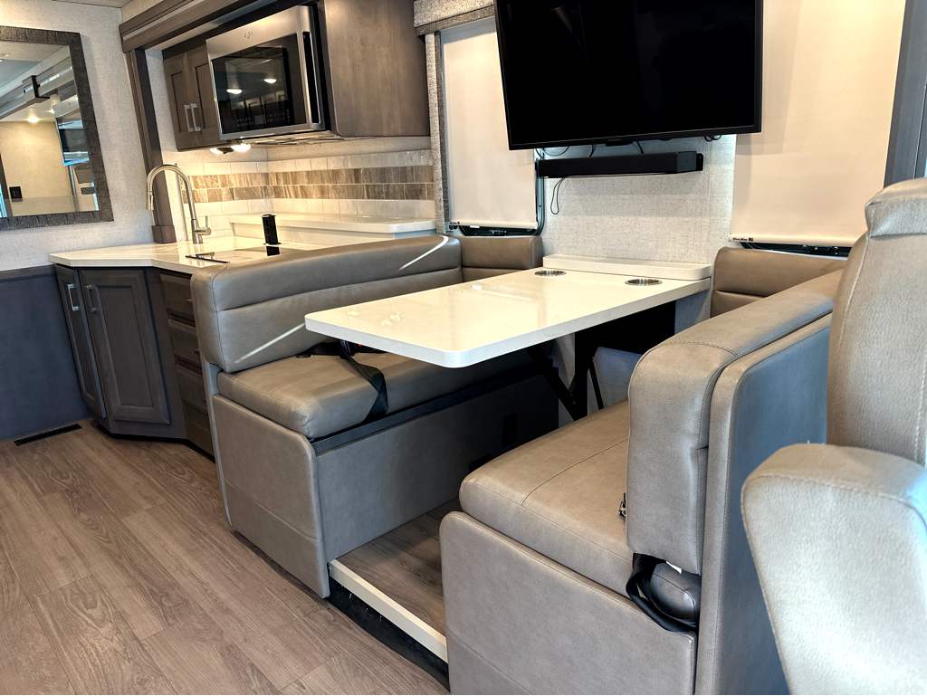 2023 THOR MOTOR COACH PALAZZO 37.6 - Image 9