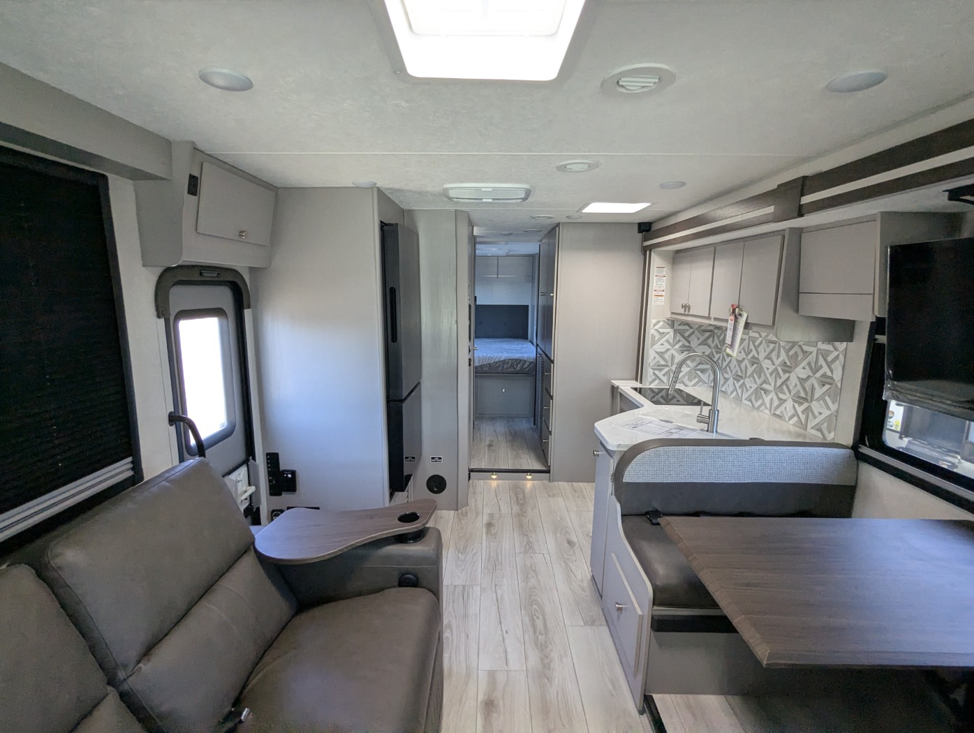 2026 Coachmen Entourage 320LV - Image 12