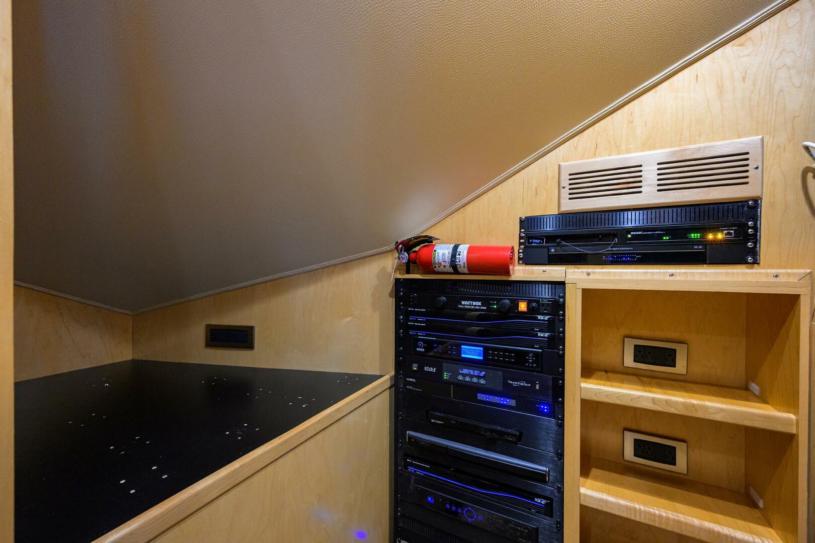 2014 Viking 76 Enclosed Bridge - Image 18