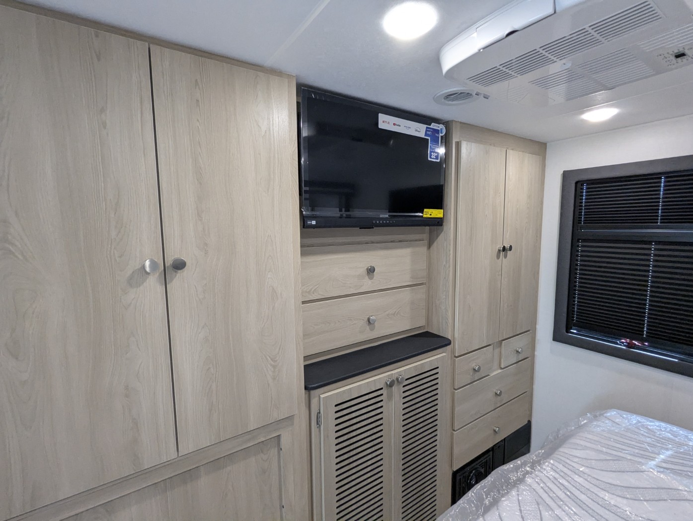 2026 Coachmen Entourage 330DS - Image 25