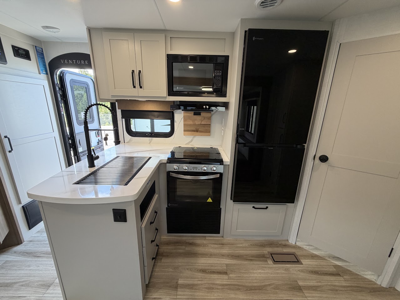 2027 VENTURE RV SPORTTREK 343VBH - Image 24