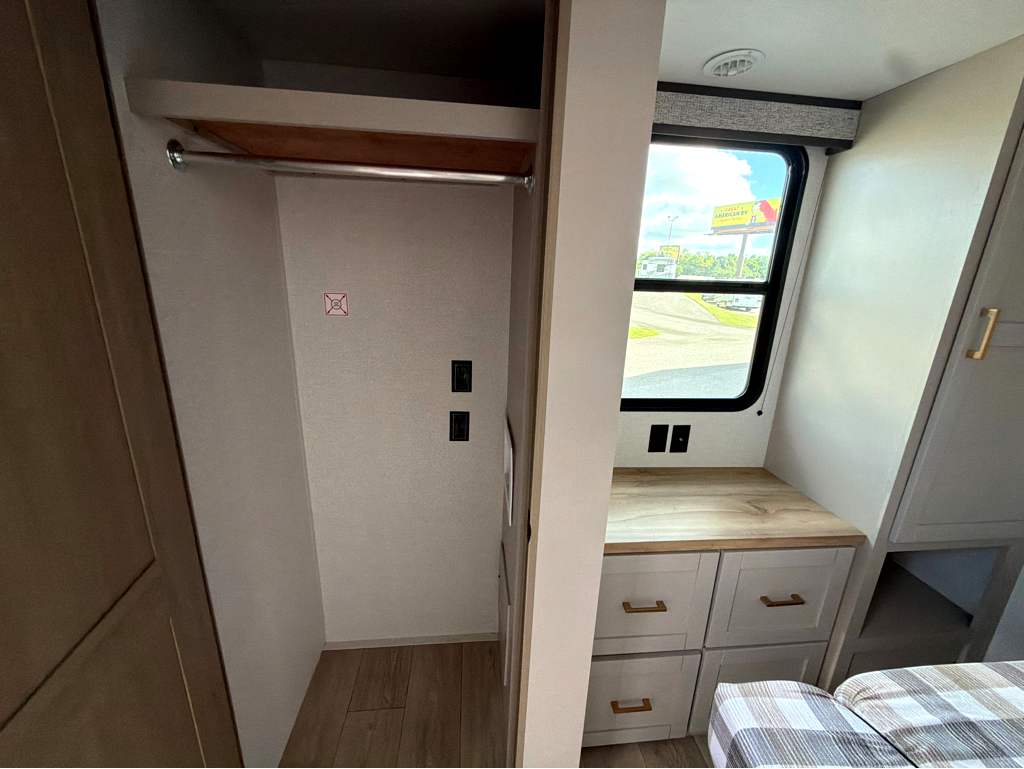 2027 JAYCO JAY FLIGHT BUNGALOW 404LOFT - Image 26