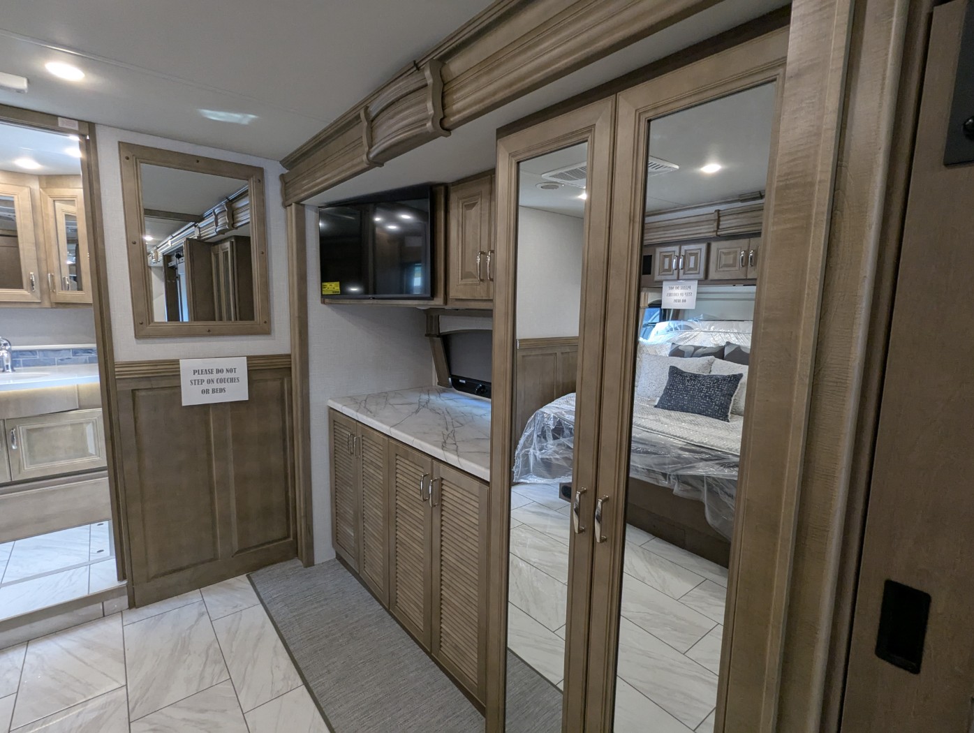 2026 Fleetwood Discovery 38N - Image 29