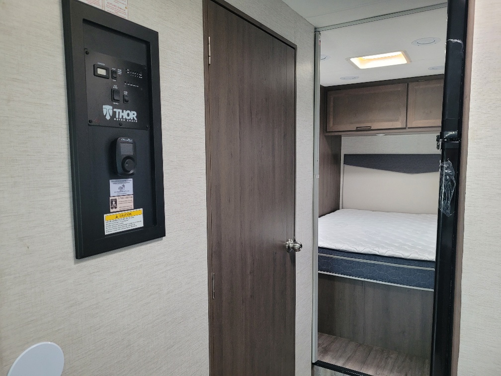 2025 Thor Motor Coach Four Winds 28Z - Image 9