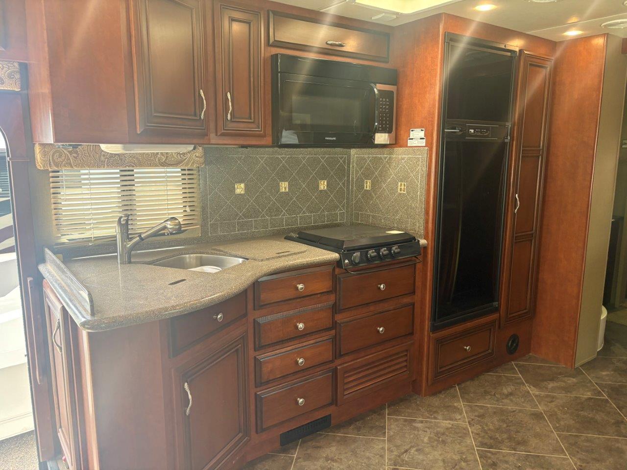 2014 Newmar Bay Star 3309 - Image 28