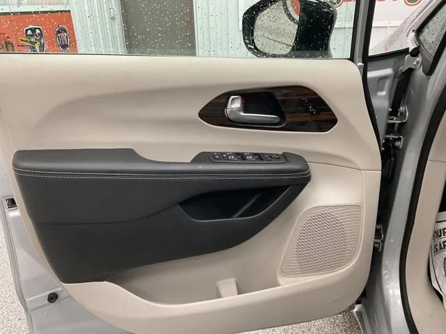 2024 Chrysler Pacifica Wagon 4D Limited - Image 6