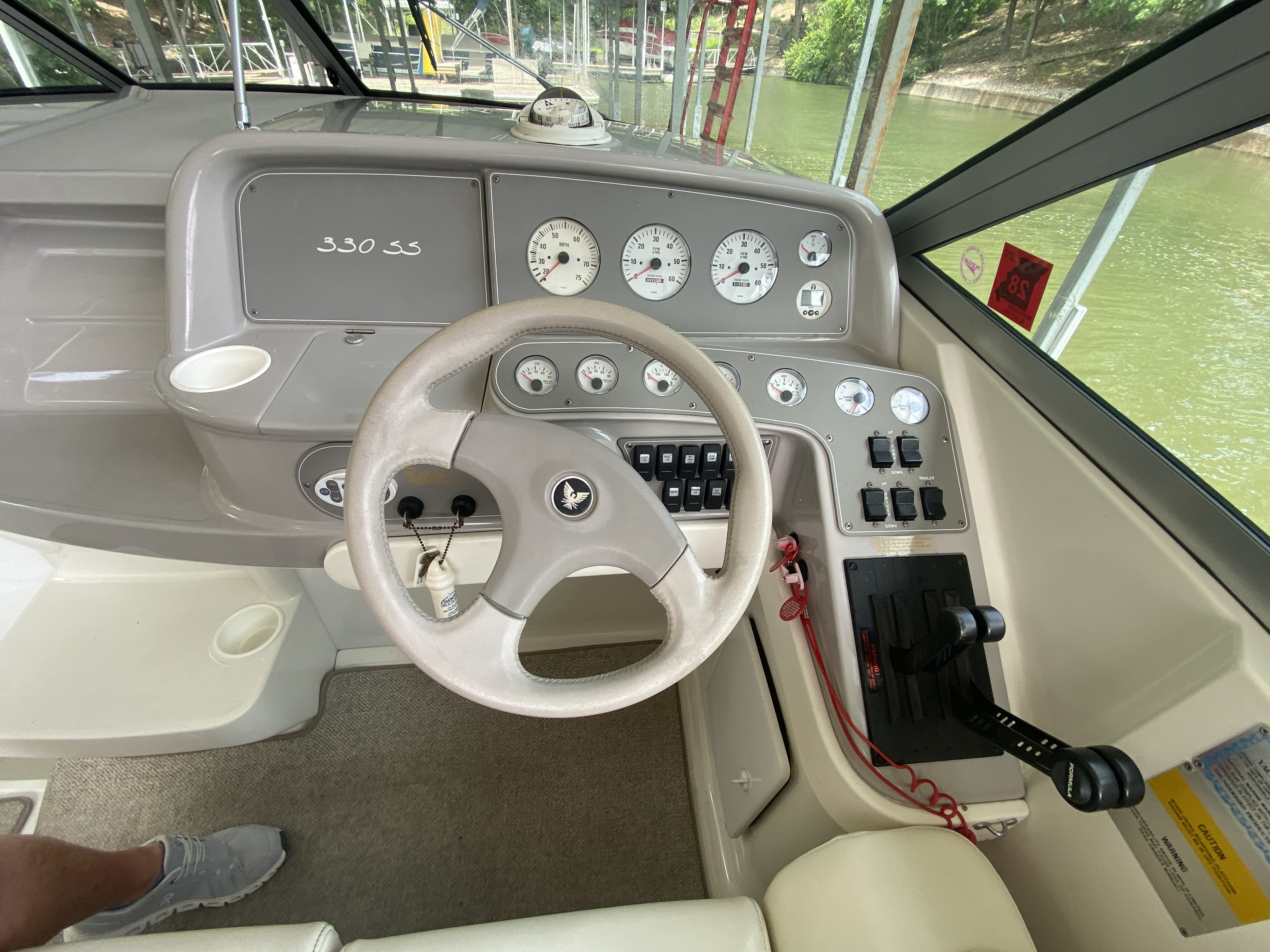 2001 Formula 330 Sun Sport - Image 14