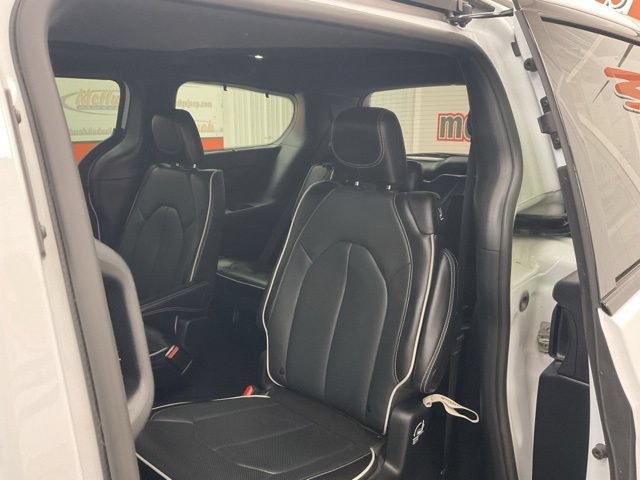 2025 Chrysler Pacifica Limited FWD - Image 13