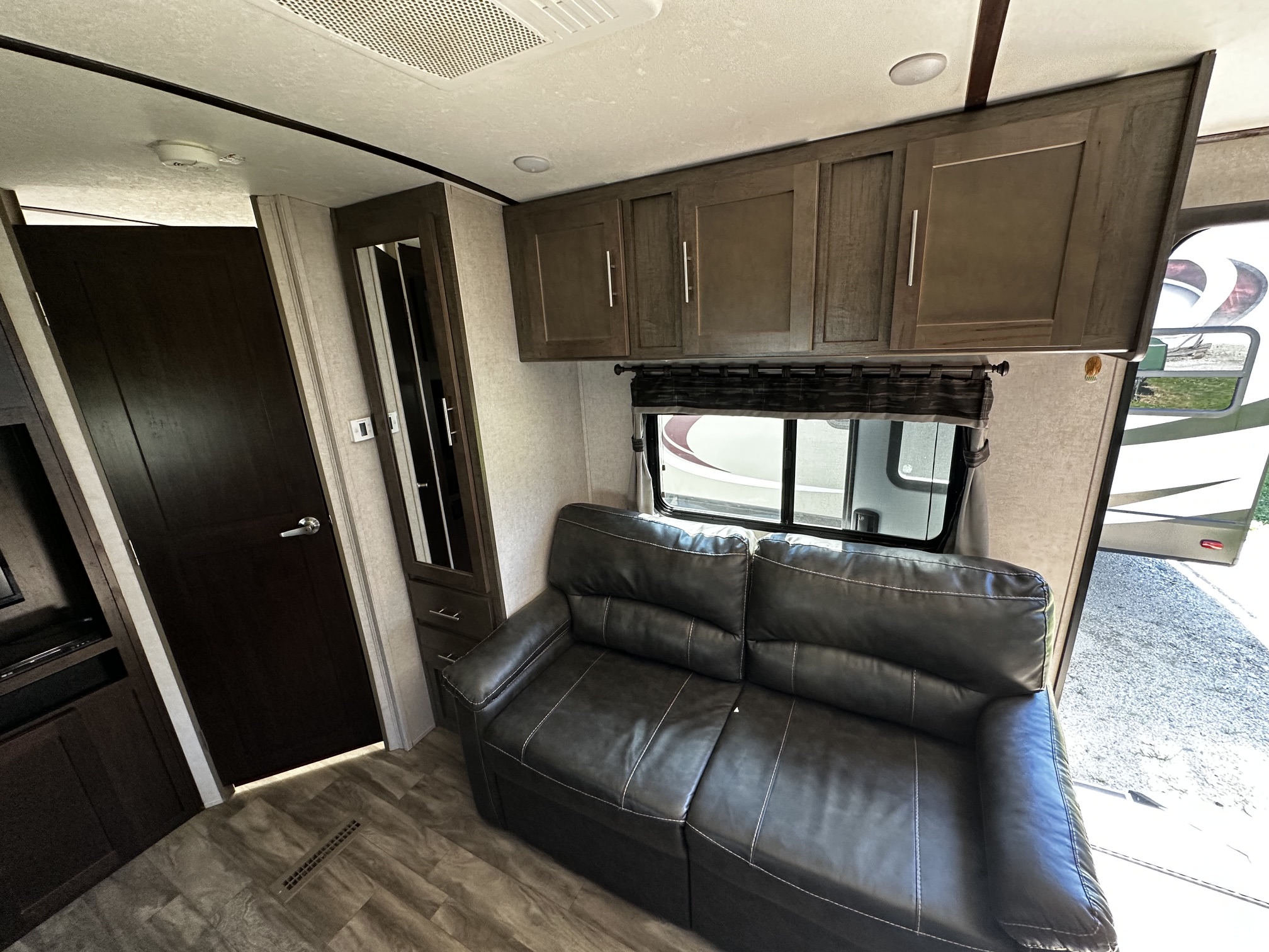2019 Forest River Surveyor Luxury 251RKS - Image 7