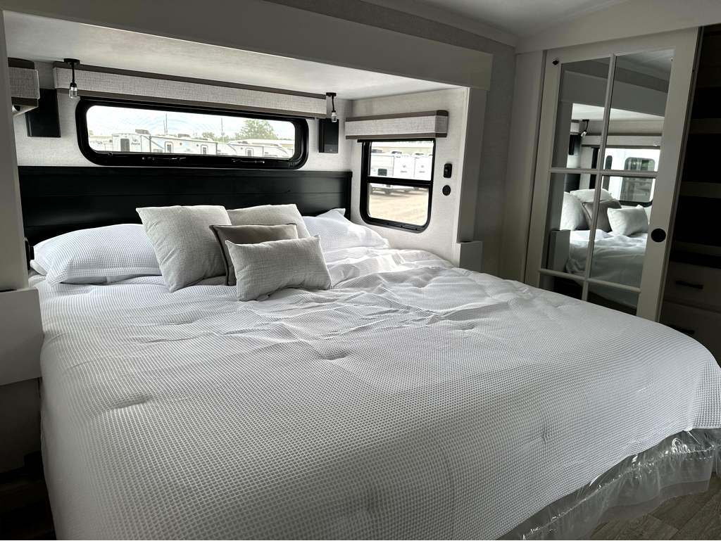 2027 JAYCO PINNACLE 32RLTS - Image 19
