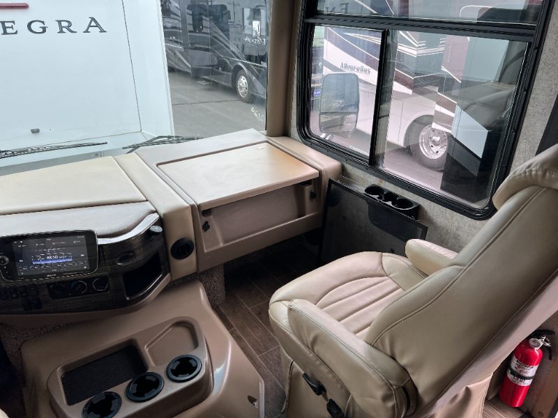 2020 Thor Motor Coach Miramar 32.2 - Image 5