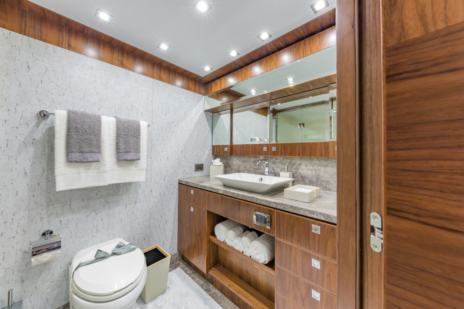 2018 Hargrave Raised Pilothouse - Image 47