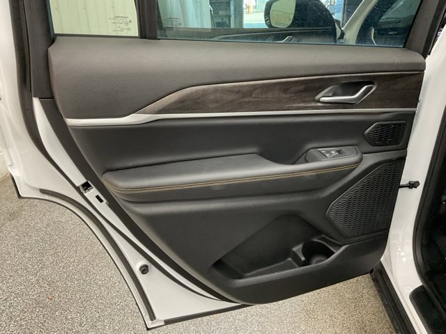 2026 Jeep Grand-Cherokee-L Laredo Altitude 4x4 - Image 21