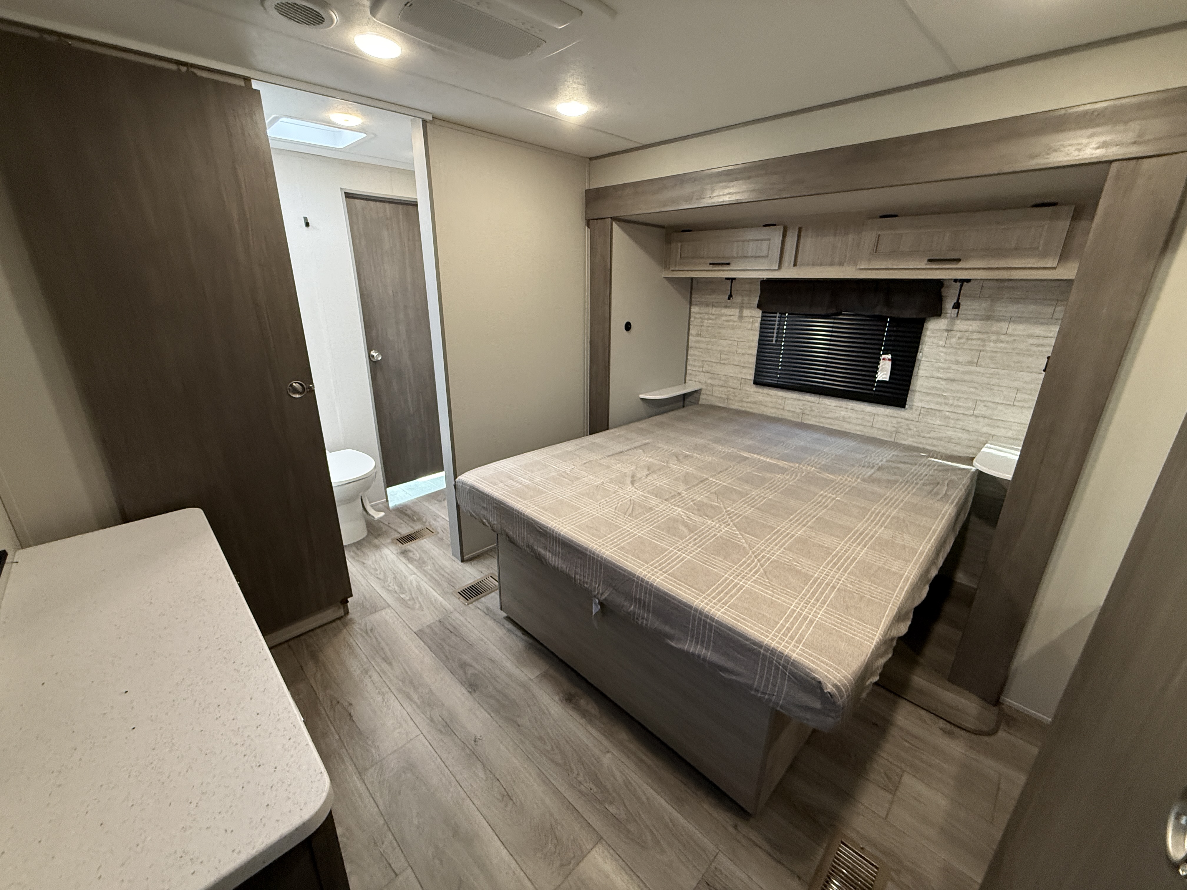 2026 Coachmen Catalina Legacy Edition 333DORM - Image 17