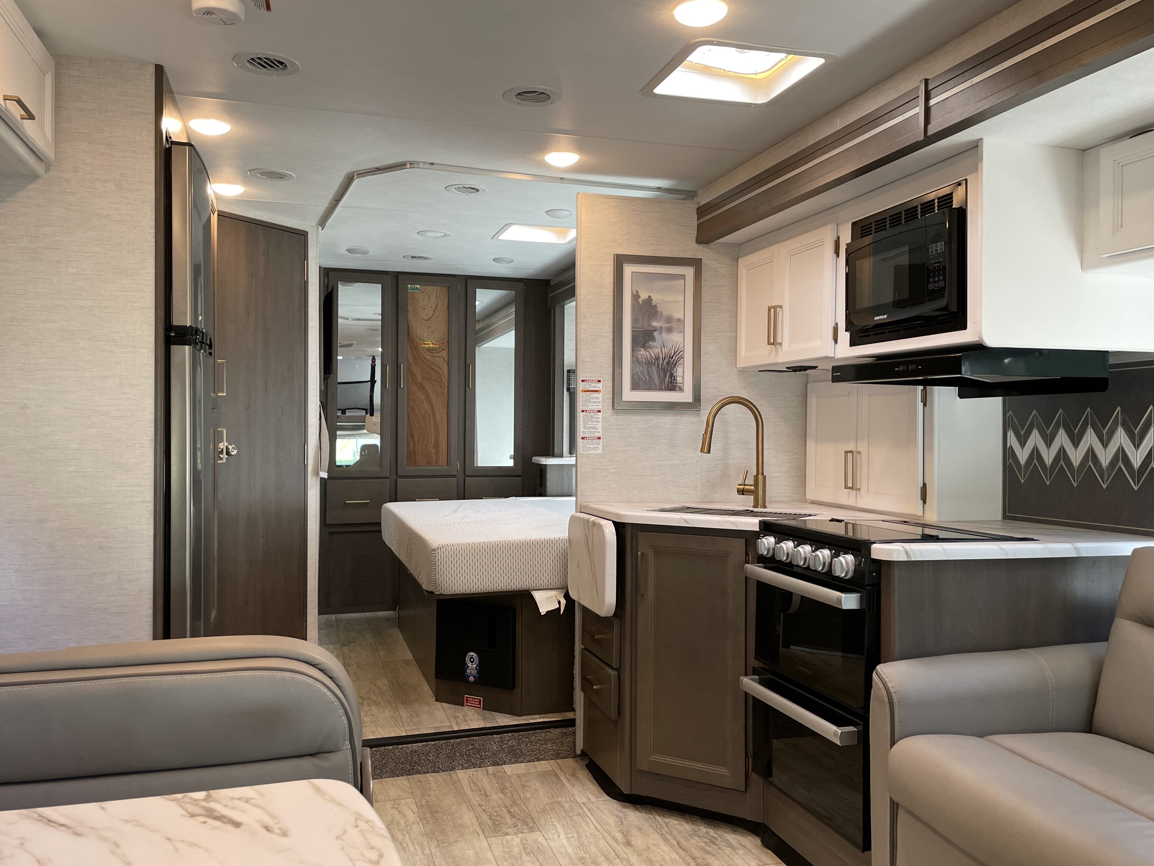 2024 Thor Motor Coach Chateau 27R - Image 10