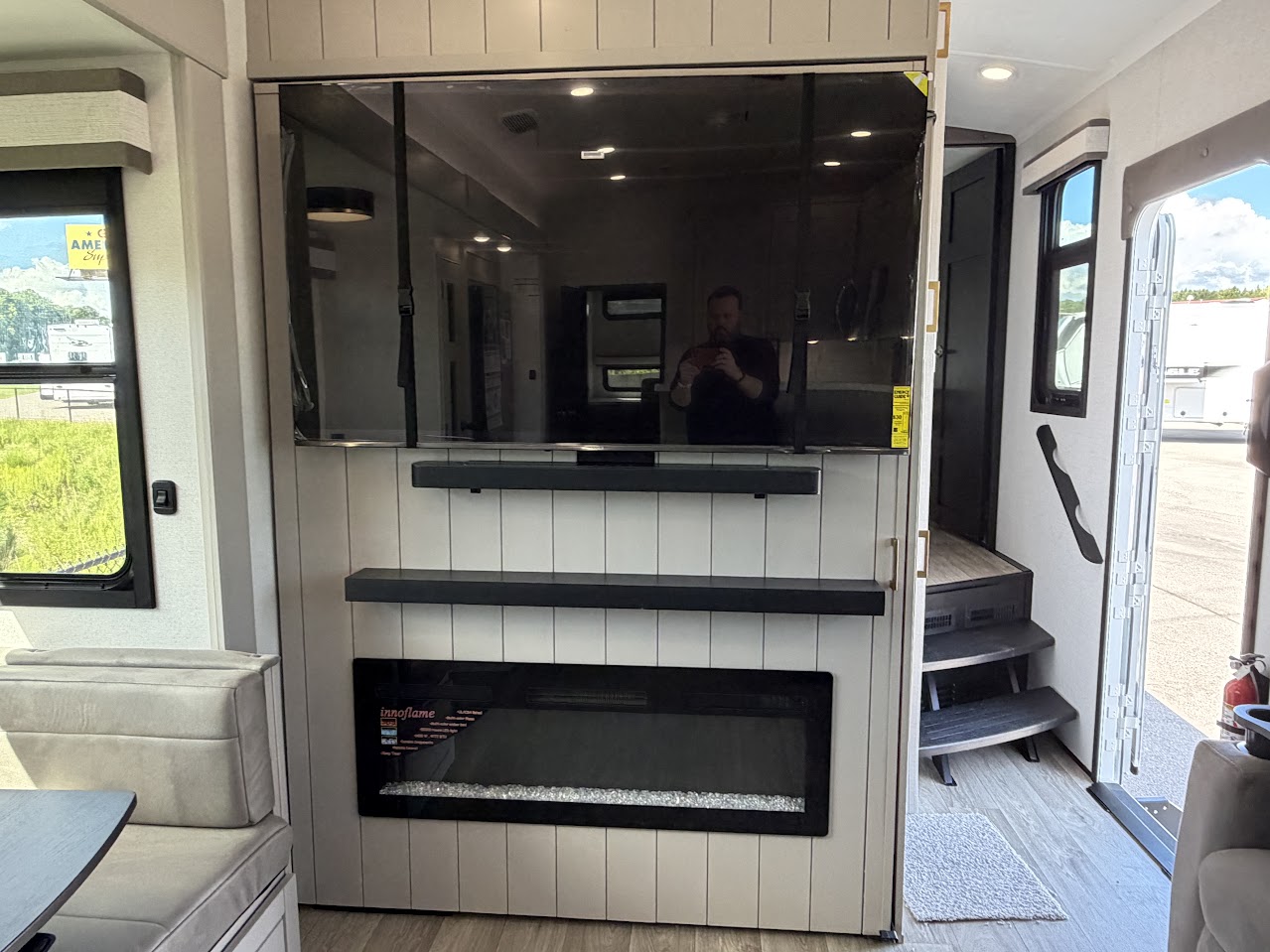 2027 JAYCO NORTH POINT 391TBBH - Image 18