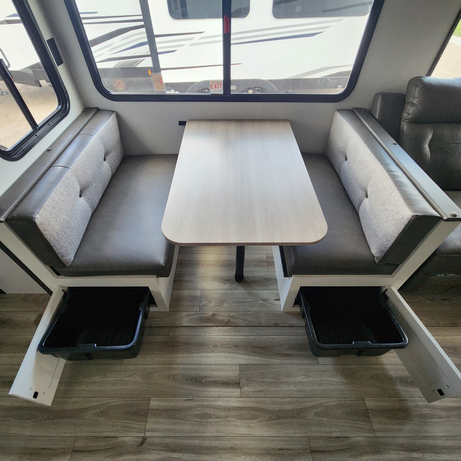 2026 VENTURE RV SPORTTREK 327VIK - Image 16
