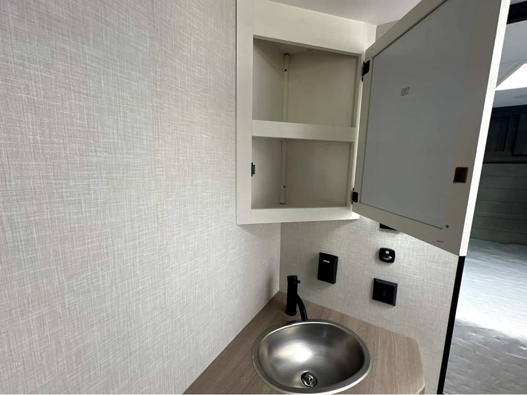 2026 VENTURE RV SPORTTREK STINGER 232VRL - Image 28