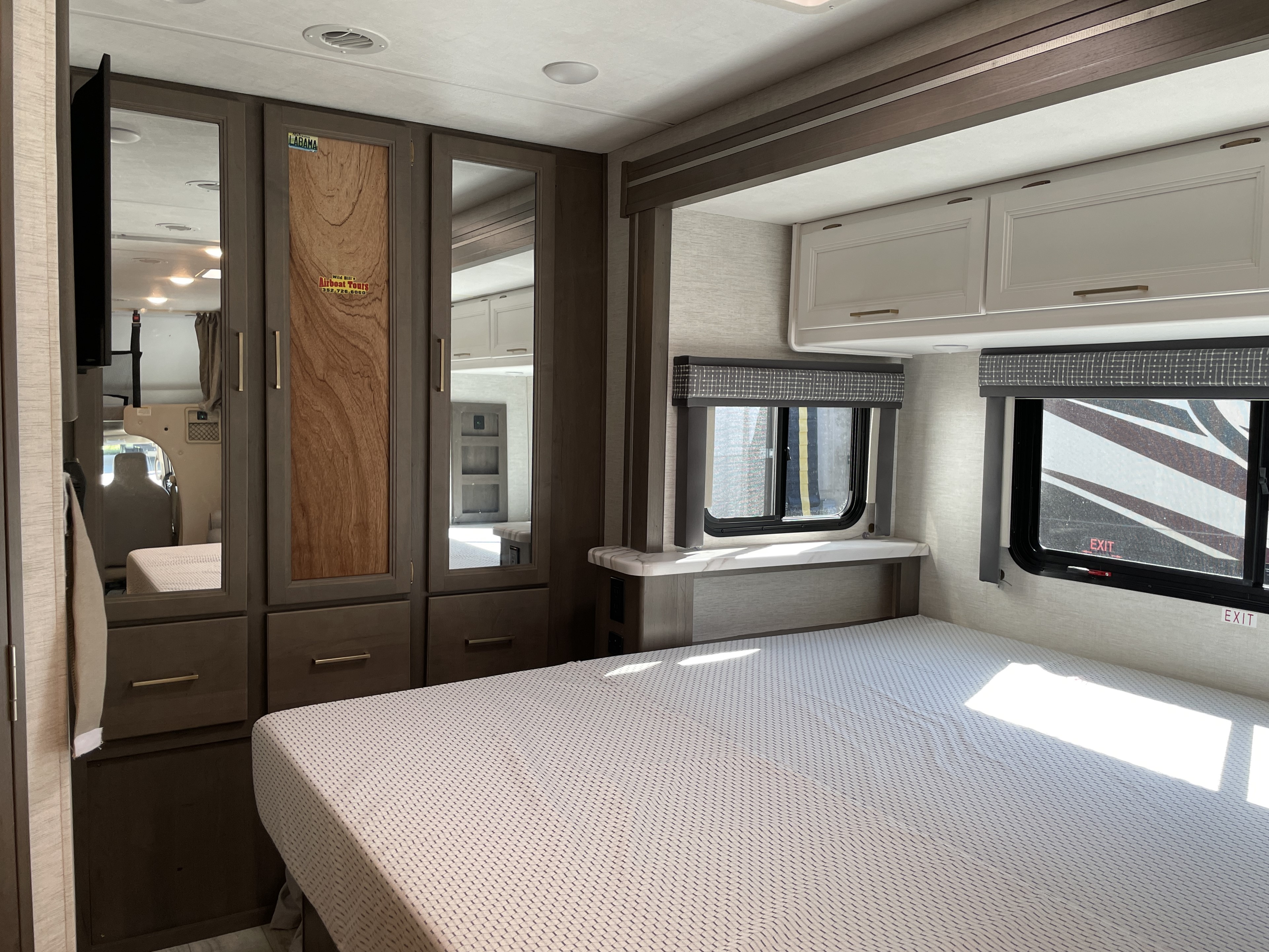 2024 Thor Motor Coach Chateau 27R - Image 25