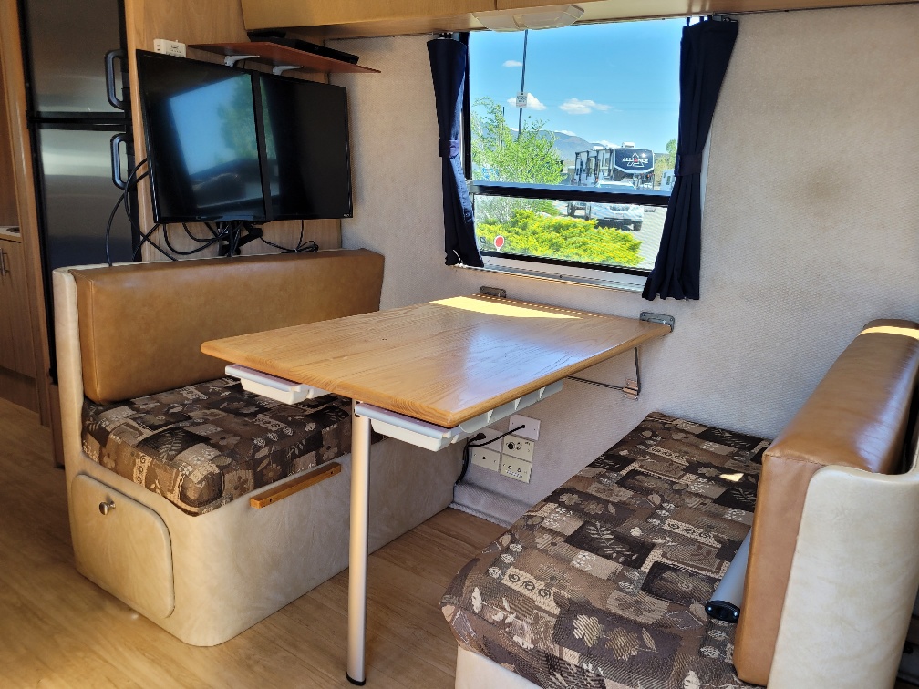 2006 Airstream Safari 25SS - Image 10