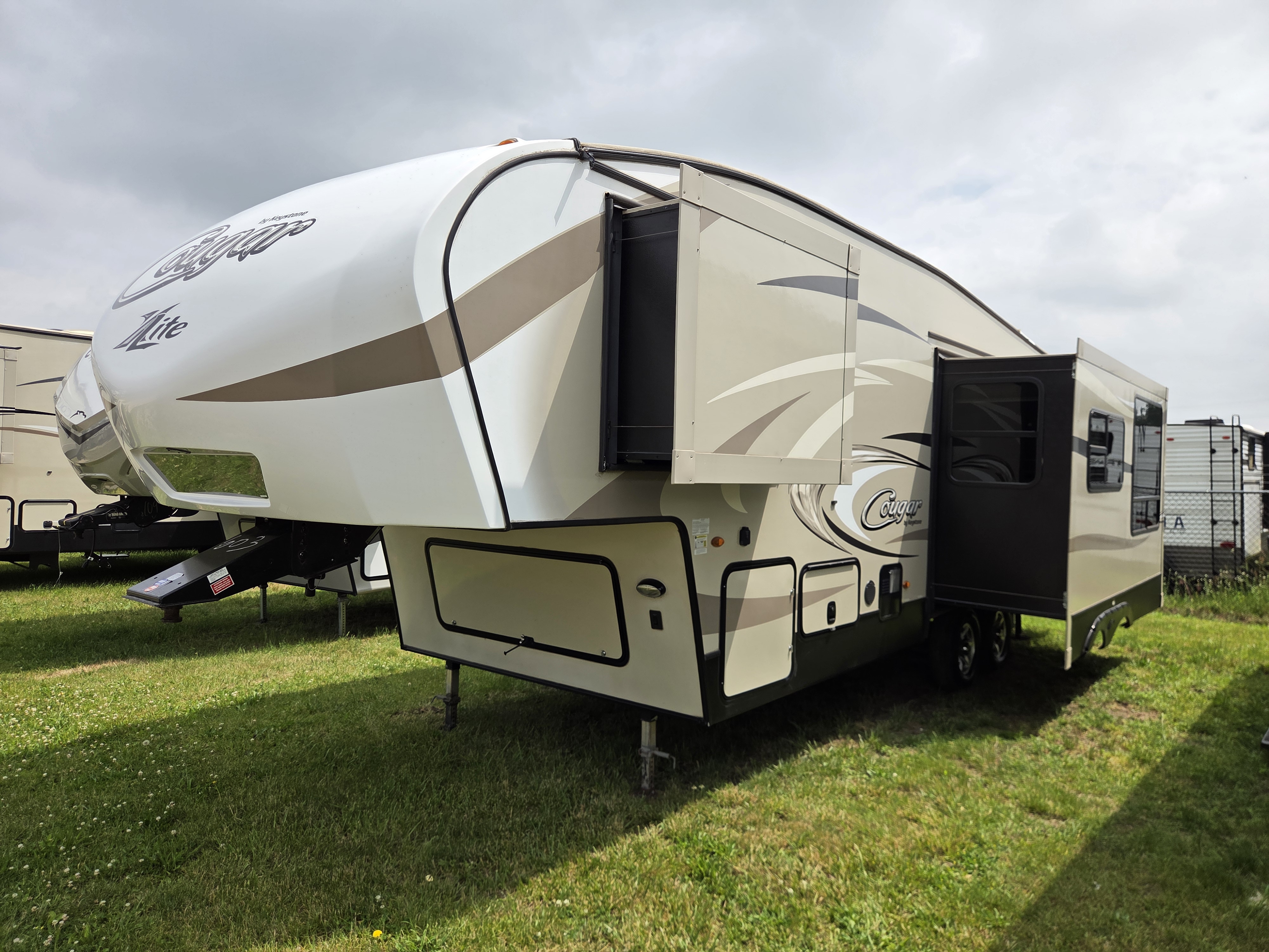 2017 Keystone Cougar Half-Ton 27RKS - Image 4