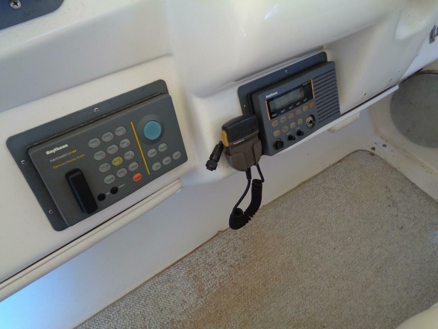 1997 Sea Ray 370 Sundancer - Image 10
