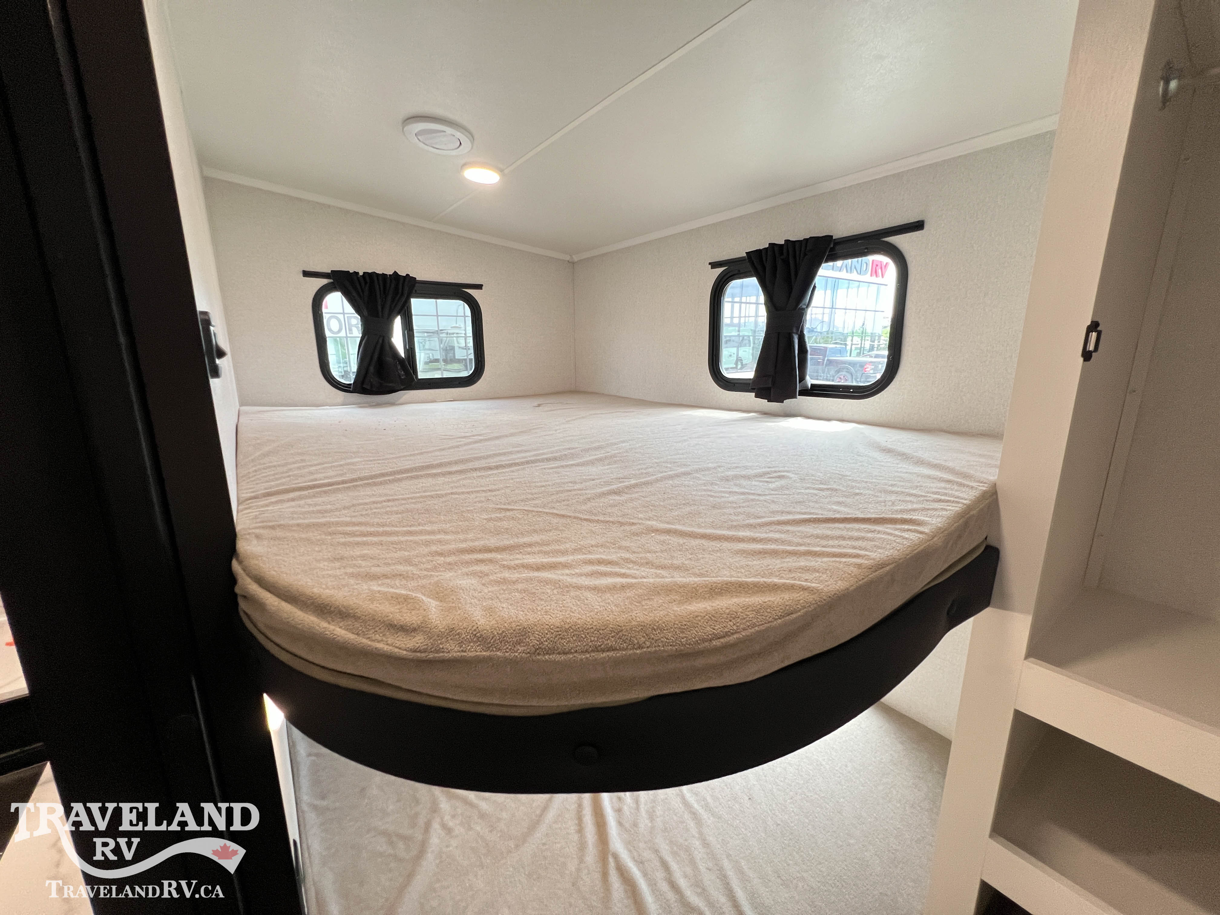 2027 Highland Ridge Roamer Light Duty 28DBSS - Image 18