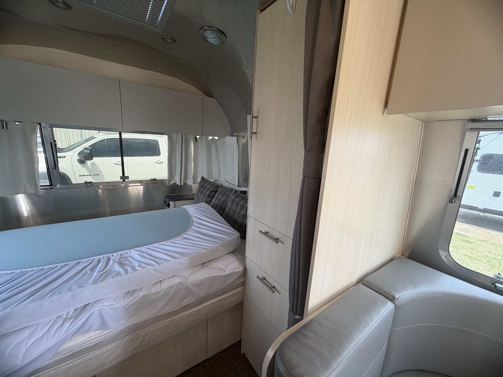2024 AIRSTREAM FLYING CLOUD 23FB - Image 14