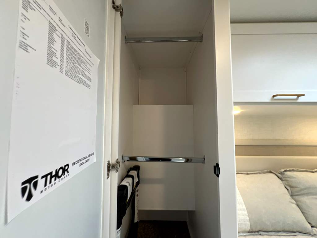 2027 THOR MOTOR COACH MAGNITUDE GA28 - Image 22
