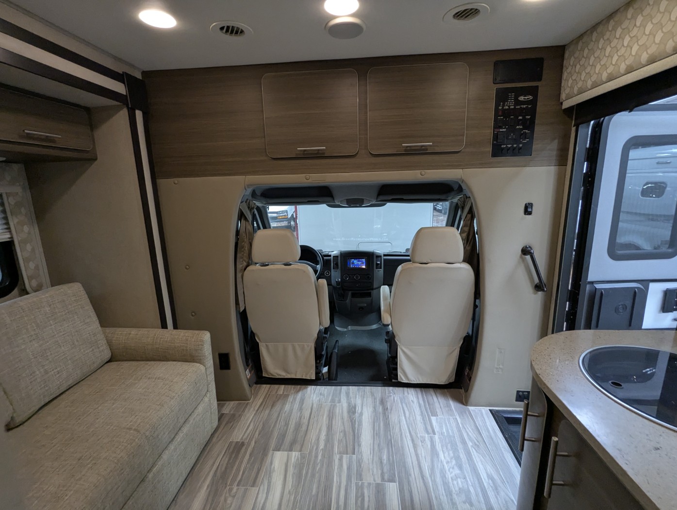 2015 RENEGADE Villagio 25QRS - Image 26