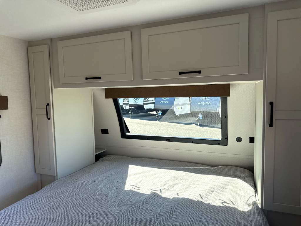 2027 VENTURE RV SPORTTREK 282VIK - Image 24