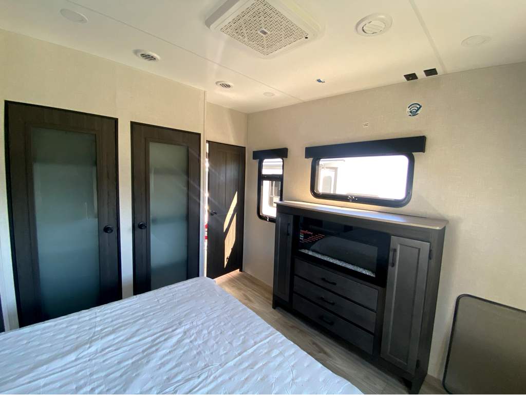 2026 VENTURE RV SPORTTREK 365VFL - Image 30