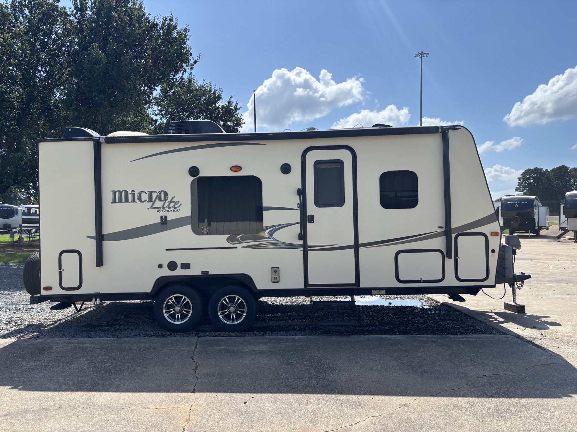 2016 Forest River Flagstaff Micro Lite 23FB - Image 2
