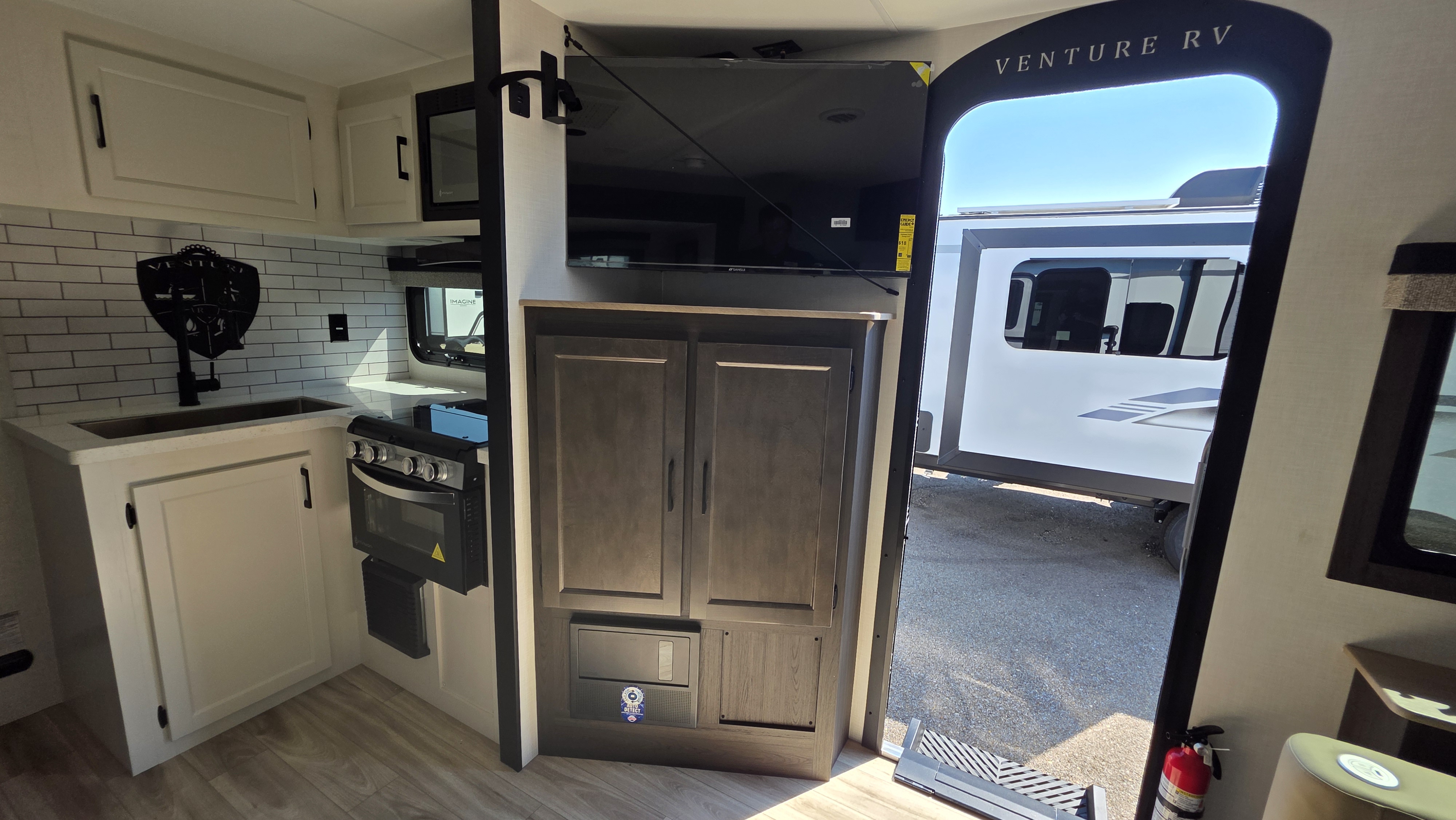 2027 VENTURE RV SPORTTREK STINGER 232VRL - Image 11