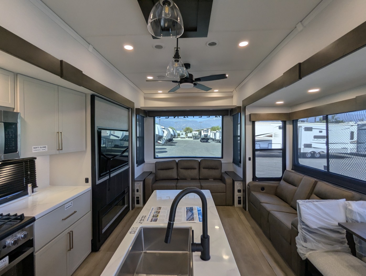 2027 Alliance RV Benchmark 42LFT - Image 20