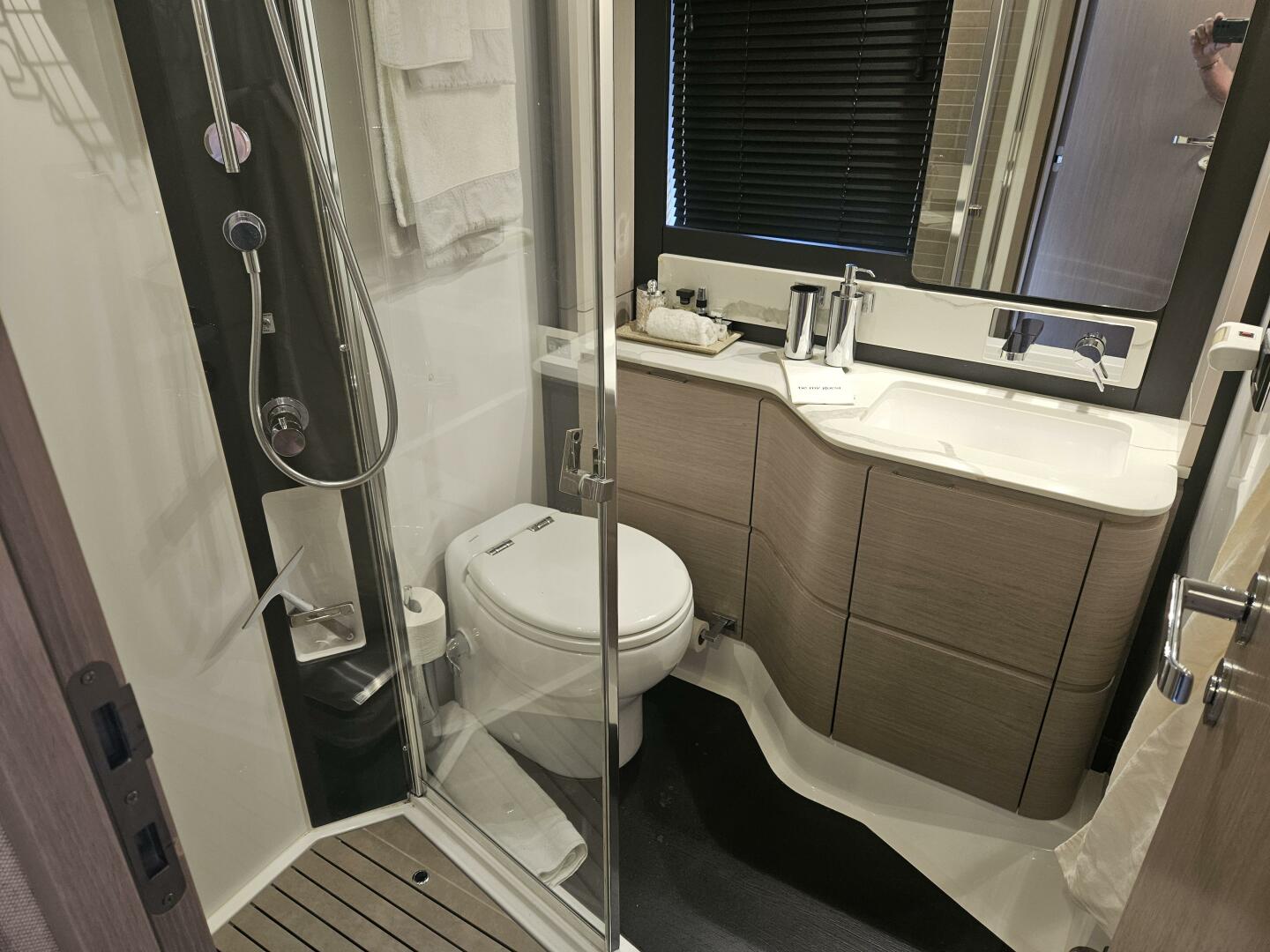 2022 Azimut 66 - Image 49