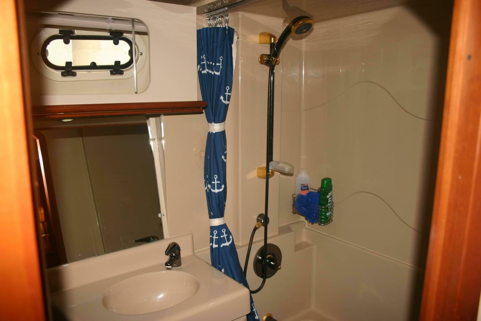 2001 Cruisers Yachts 3750 Motor Yacht - Image 37