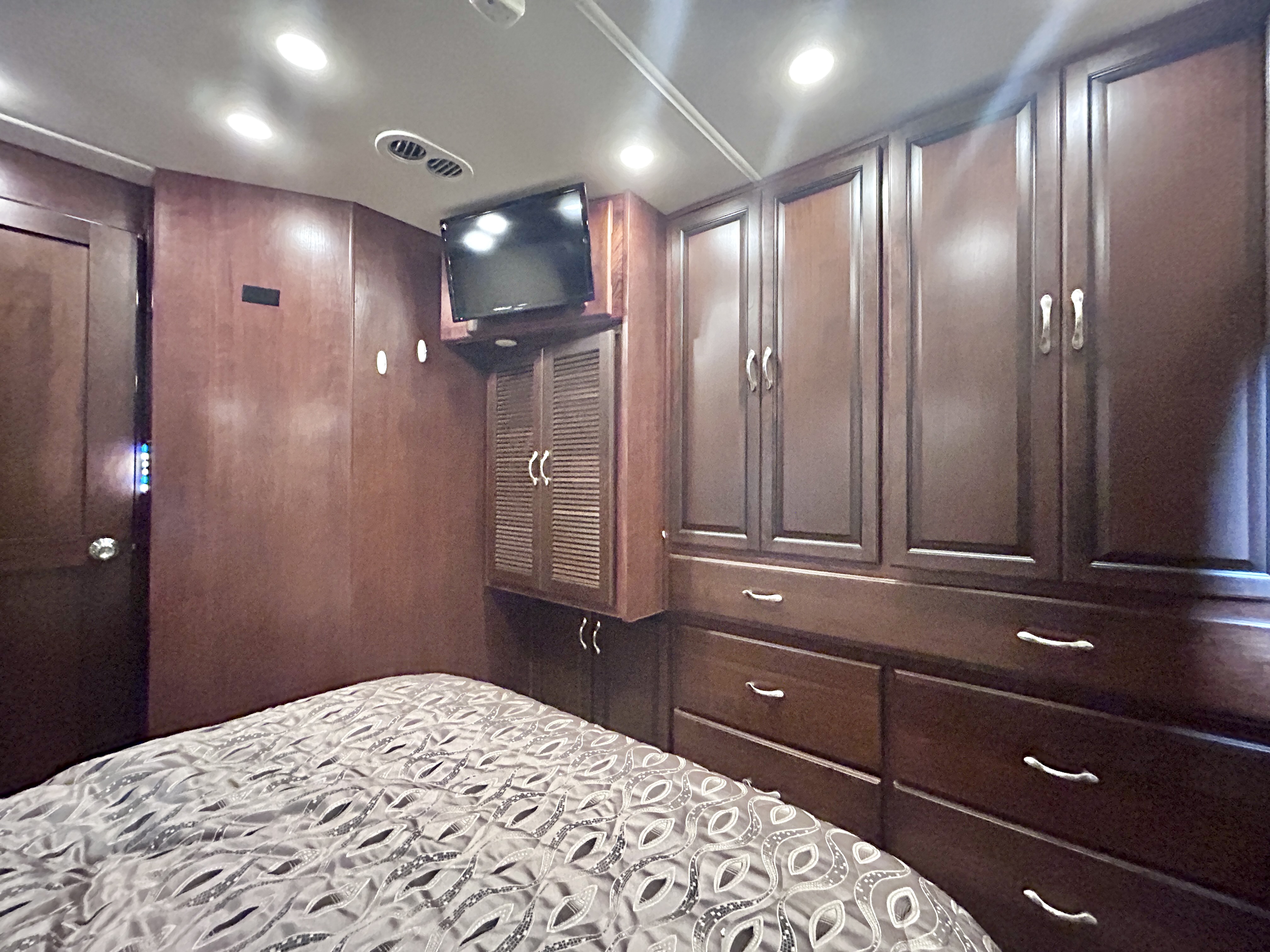 2017 Fleetwood Bounder 36Y - Image 27