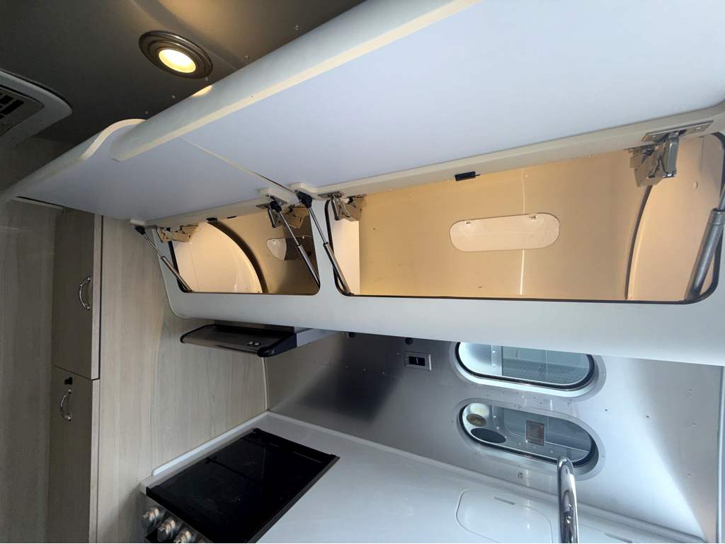 2024 AIRSTREAM GLOBETROTTER 27FB TWIN - Image 16