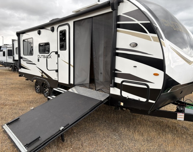 2023 Keystone Outback Ultra-Lite Ultra-Lite 240URS - Image 2