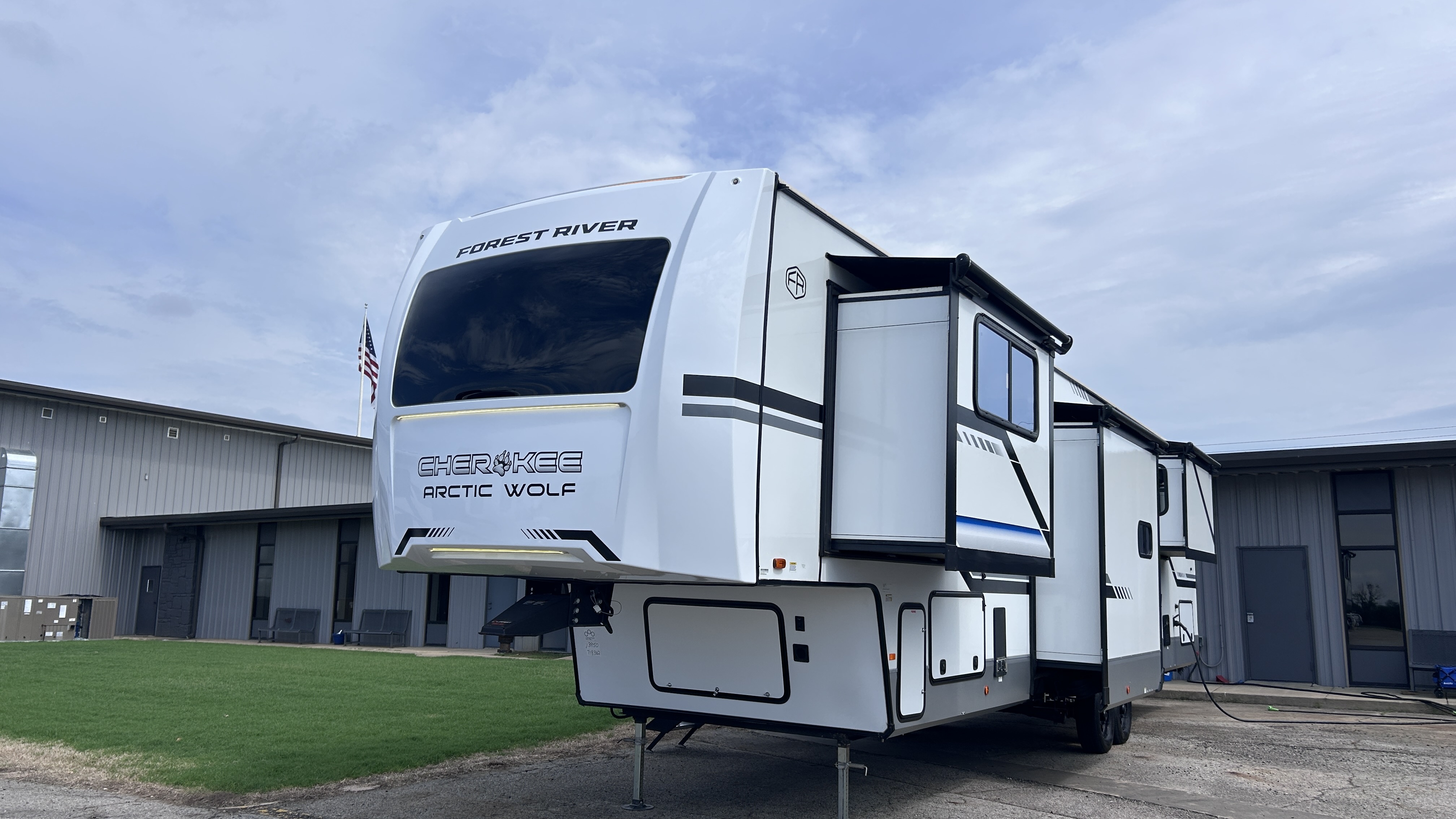 2025 Forest River ARCTIC WOLF 3950SUITE - Image 4