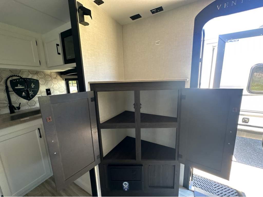 2026 VENTURE RV SPORTTREK STINGER 232VRL - Image 24