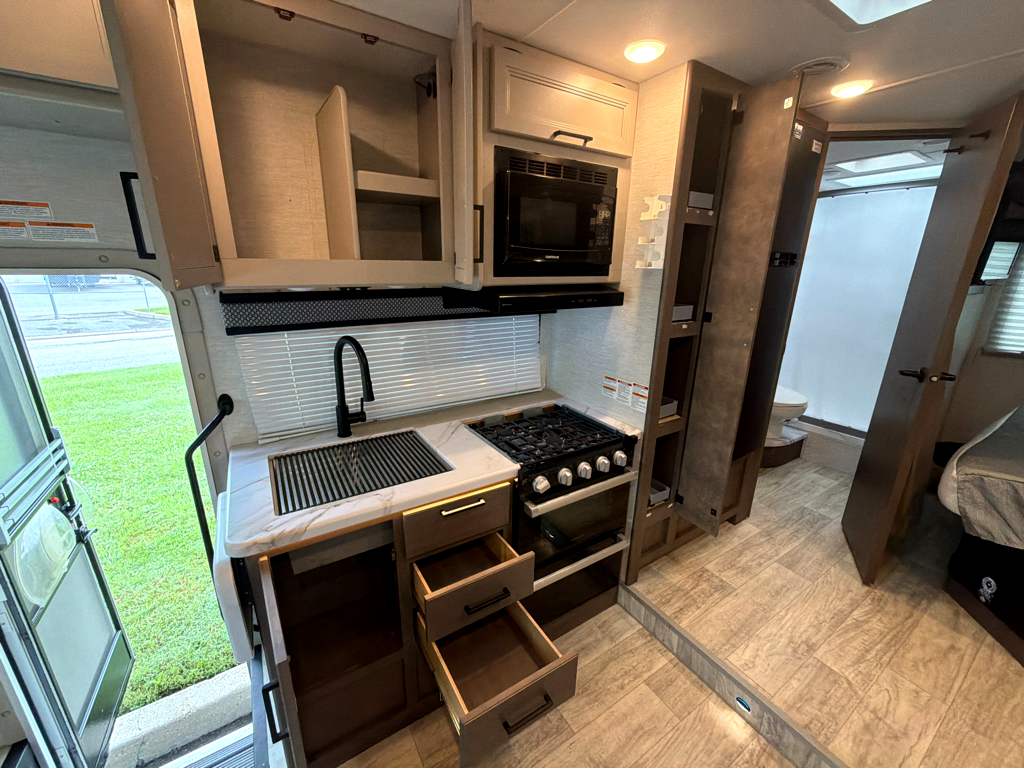 2025 Thor Motor Coach MAGNITUDE GA24 - Image 18
