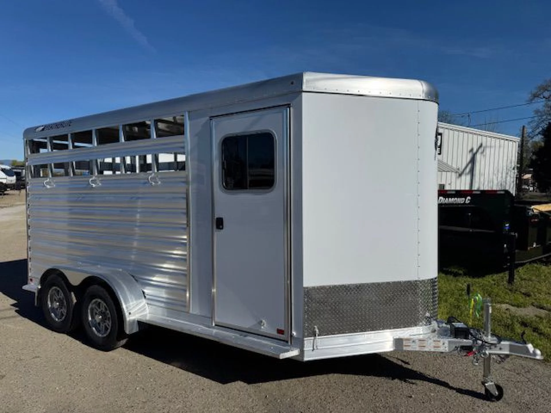 2026 FEATHERLITE FEATHERLITE 9651 3 HORSE SLANT PACKAGE B - Image 1