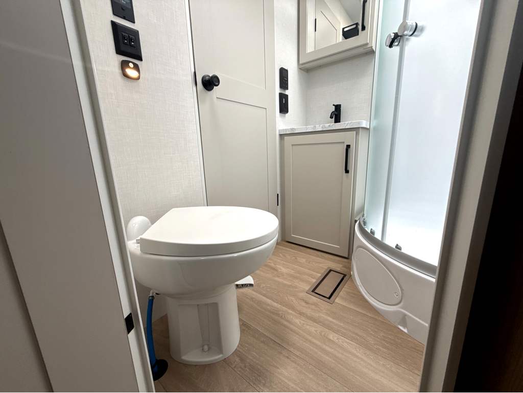 2027 VENTURE RV SPORTTREK 333VIK - Image 20