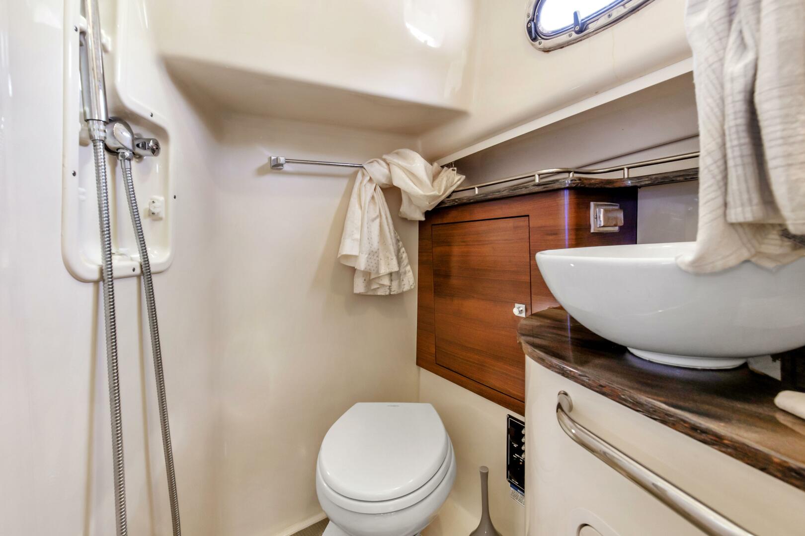 2019 Boston Whaler 345 CONQUEST - Image 14
