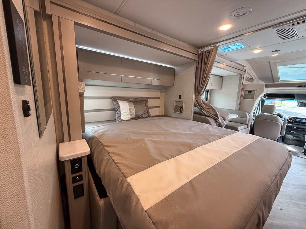 2025 THOR MOTORCOACH 24FB - Image 53