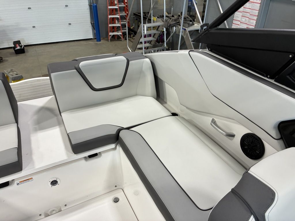 2026 Yamaha Boats AR250 - Image 28