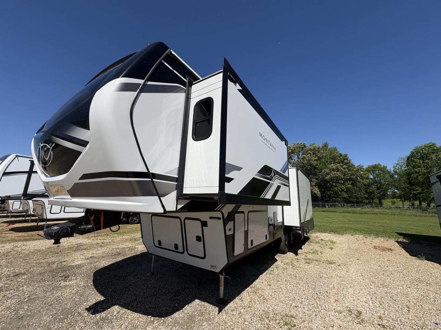 2025 Keystone Montana High Country 295RL - Image 3